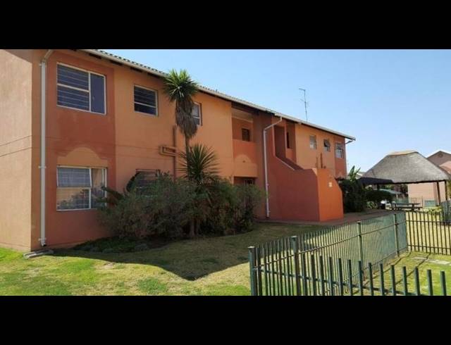 2 BEDROOM APARTMENT FOR SALE IN GERMISTON CENTRAL